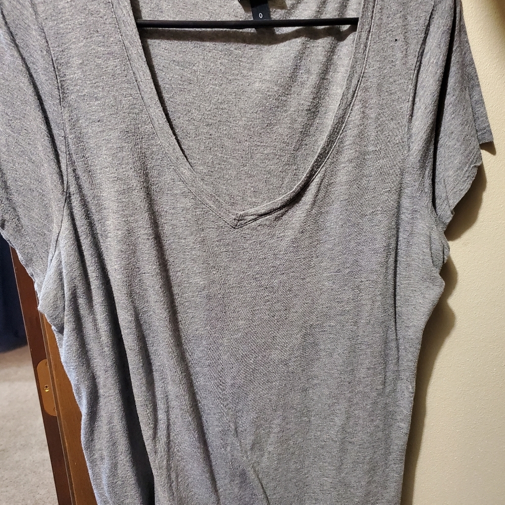 Basic V-neck - Picture 2 of 2